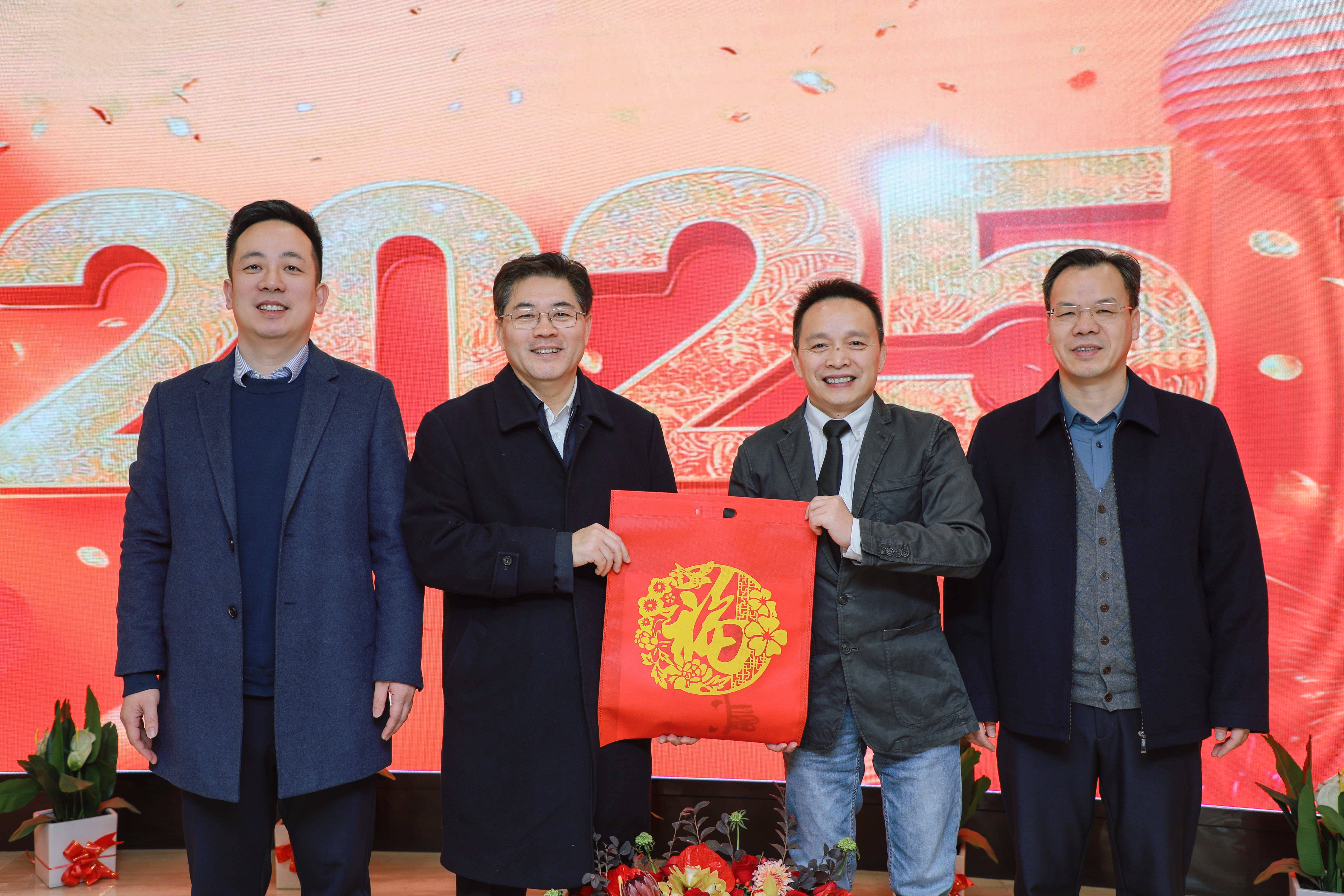 省委統(tǒng)戰(zhàn)部部長隋忠誠一行到鹽津鋪子開展春節(jié)走訪慰問 省委統(tǒng)戰(zhàn)部部長隋忠誠一行到鹽津鋪子開展春節(jié)走訪慰問